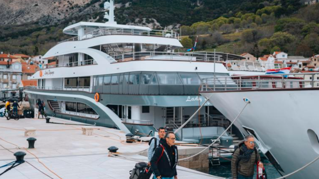 Riders entering the boat at 4islands with their gear and luggage