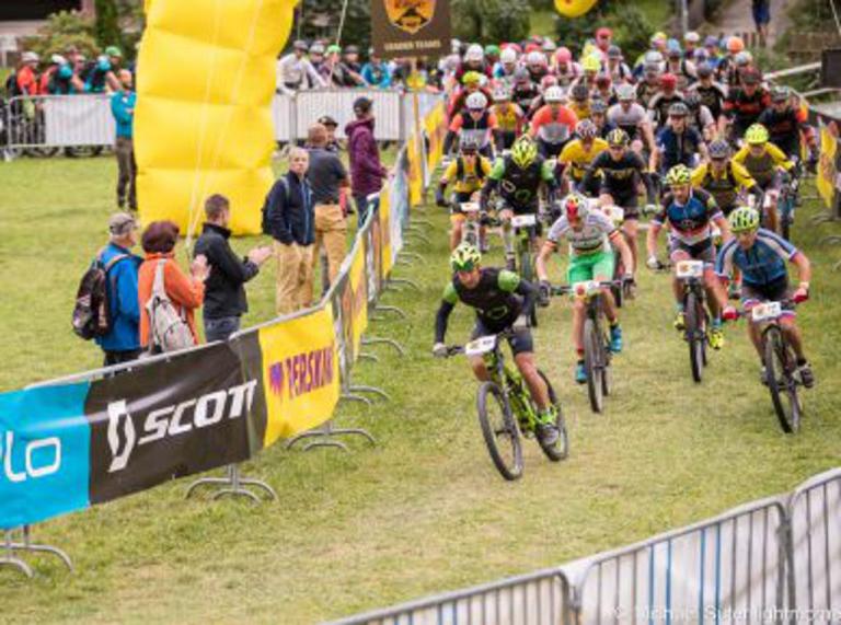 A league of bikers heading through the grassy Perskindol race 