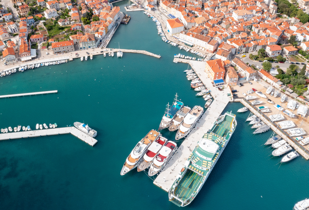 Bird's eye view of a harbour in the city center at 4islands Epic